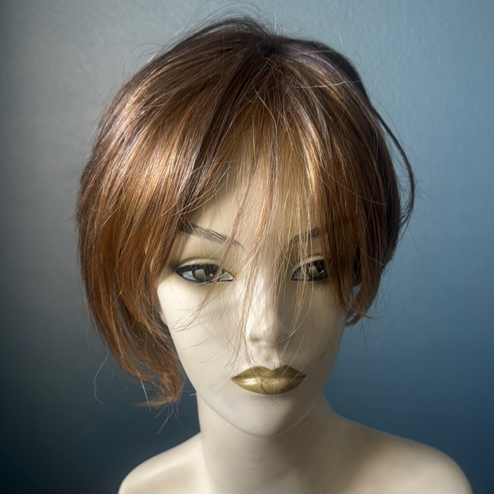 Short Layered Women's Wig in Auburn Brown - Natural Shine